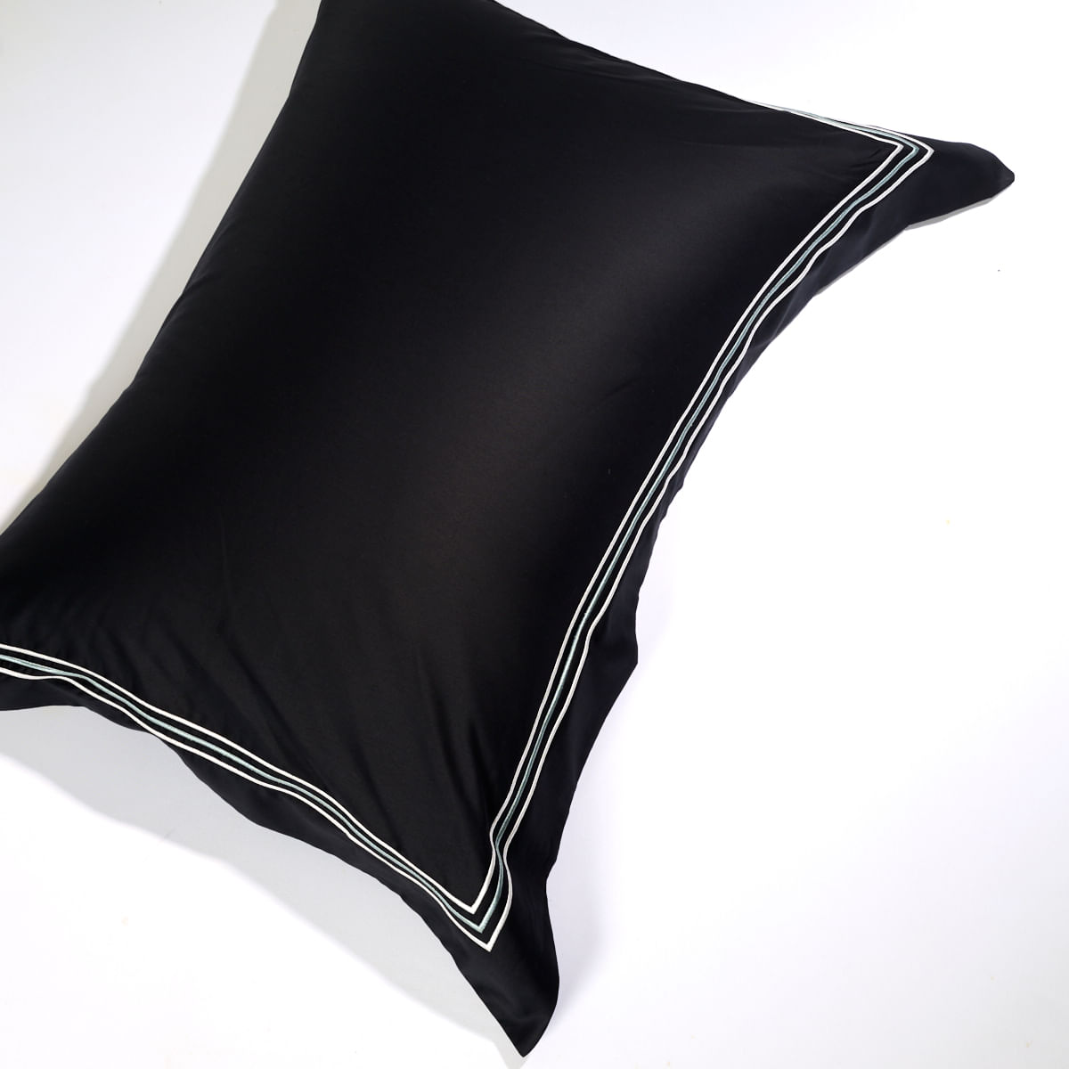 01 09 0246 Fronha London Black 450 Fios 50 x 70 Preto 001.jpg